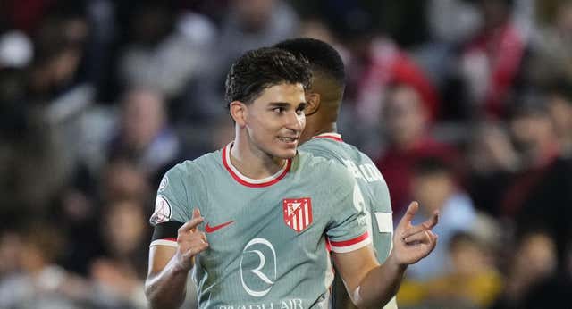 Julián Álvarez sale al rescate de un Atlético que sudó sangre para ganar al modesto Vic