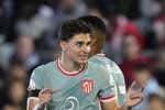 Julián Álvarez sale al rescate de un Atlético que sudó sangre para ganar al modesto Vic