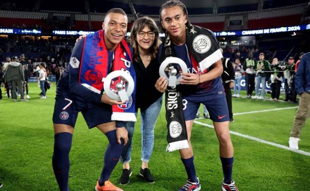 Fayza Lamari junto a sus dos hijos.