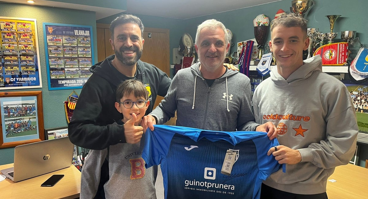 Marc Casadó con la camiseta del Vilamajor que firmó.