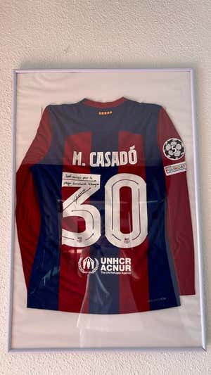 La camiseta que Casadó regaló a la penya. RELEVO