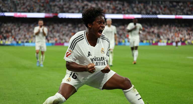 Endrick celebra un tanto con el Real Madrid.