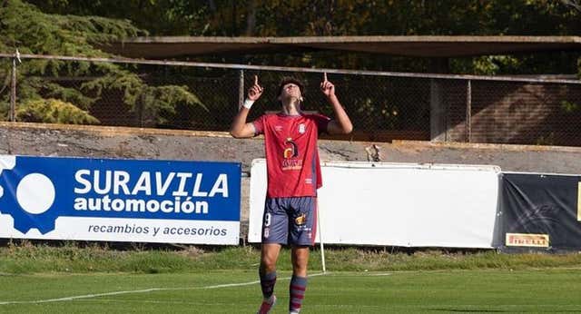 Rivas marca el gol más importante de la historia del Ávila y no lo celebra por el pasado oviedista de su padre: «Es mi vida, quiero ganar»