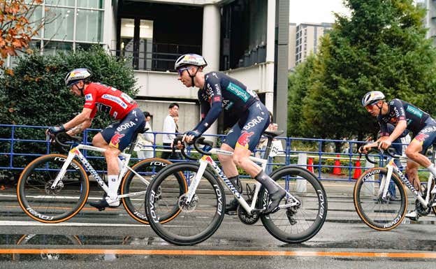 Roger Adrià, junto a Primoz Roglic y Emil Herzog en Saitama.  ASO / THOMAS MAHEUX