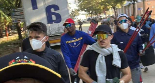La plantilla del Valencia bajó al barro en común: Gayà, Pepelu y medio equipo tras hablar con Baraja