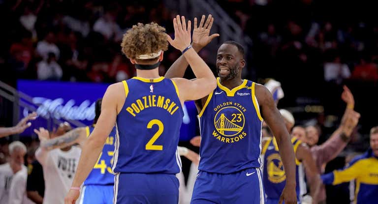 Draymond Green y Brandin Podziemski celebran la victoria de los Warrios contra los Rockets.