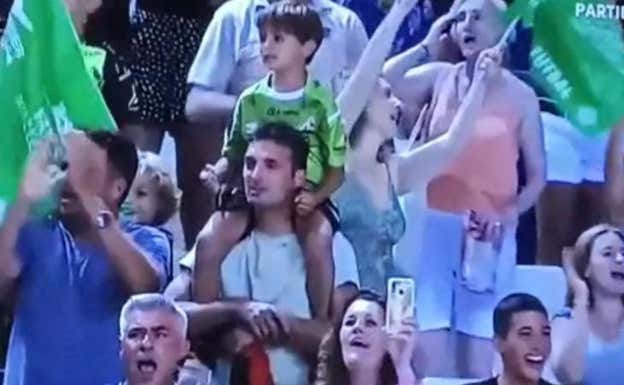 Scaloni celebra un triunfo del Palma Futsal con uno de sus hijos en Son Moix.  GOL TELEVISIÓN