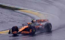 Lando Norris reina entre el lluvioso caos y los accidentes de los españoles; Fernando Alonso saldrá octavo y Carlos Sainz, desde el pitlane