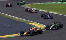 Remontada de campeón de Max Verstappen, que roza su cuarto título; Fernando Alonso cae al 14º y Carlos Sainz, fuera de combate