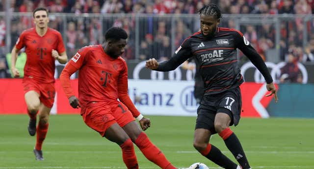 El director deportivo del Bayern de Múnich se abre a la renovación de Alphonso Davies… con el Real Madrid al acecho: «Las opciones están ahí»