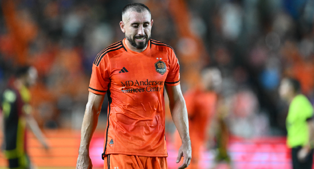 Héctor Herrera es expulsado por… ¡escupir al árbitro!