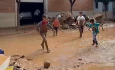 La imagen de la esperanza en Aldaia: lodo, barro... y niños jugando al fútbol