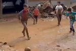 La imagen de la esperanza en Aldaia: lodo, barro... y niños jugando al fútbol