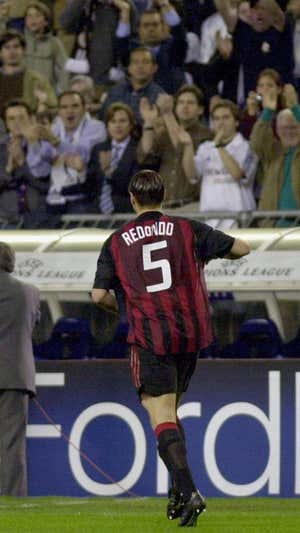 Redondo, ovacionado por el Bernabéu con la camiseta del Milan. Agencias
