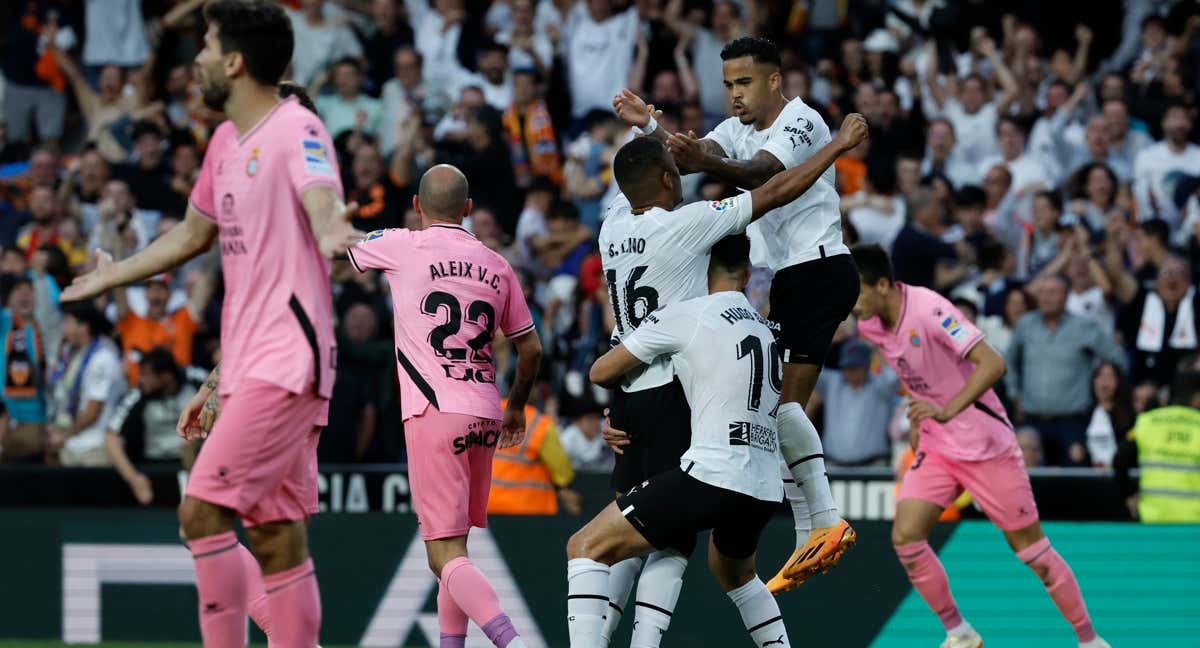 Imagen de un enfrentamiento entre el Espanyol y el Valencia el curso 22/23.