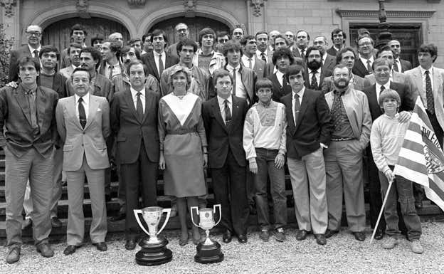El equipo campeón del doblete posa con los títulos. Archivo