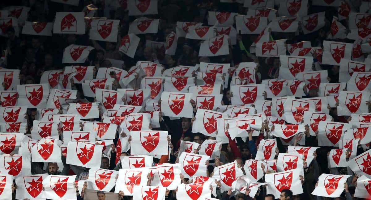 Los aficionados del Estrella Roja animando a su equipo.