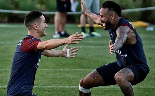 Herrera y Neymar bromean durante un entrenamiento del equipo galo. PSG