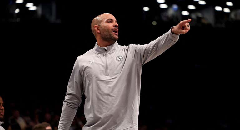 Jordi Fernández da instrucciones a los jugadores de los Nets en el partido ante los Grizzlies.