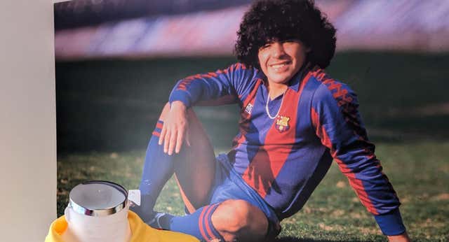 Una toalla con sangre y uno de los primeros vídeos de ‘highlights’ enmarcan el gol de Maradona al Estrella Roja: “Cuando tiró, dije ¿qué hace?”