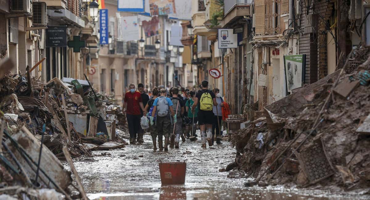 Una de las calles de Paiporta encharcadas por las lluvias.