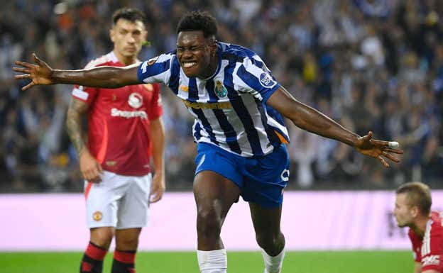 Samu Omorodion marcó un hat-trick contra el Manchester United. REUTERS