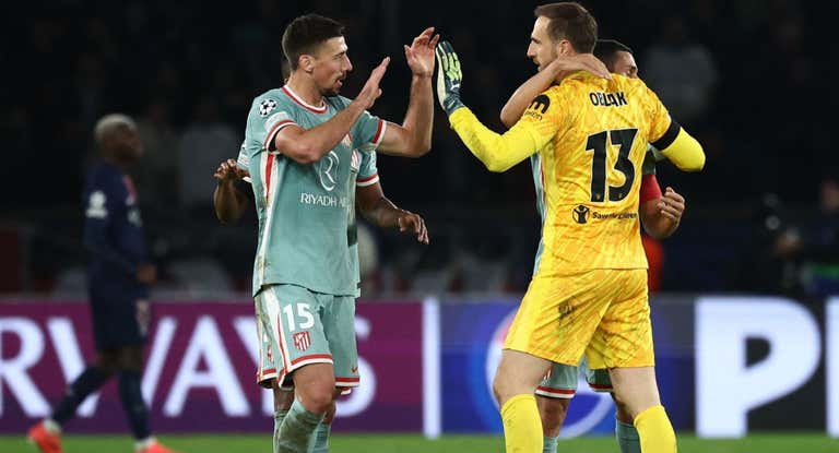 Oblak celebra con Lenglet y Koke la victoria.