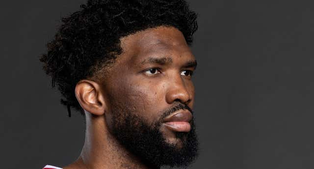 A Joel Embiid el empujón a un periodista le sale muy caro: pierde 1,8 millones de dólares por tres partidos de sanción
