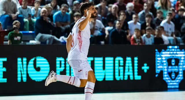 Jesús Velasco debuta con un triunfo de prestigio ante Portugal