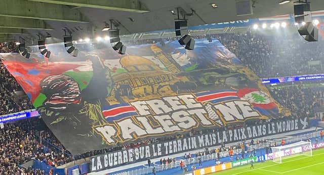 Los ultras del PSG muestran un tifo con el lema “Palestina libre” y el club y el ministro de Interior francés lo rechazan: “Exigiré explicaciones”
