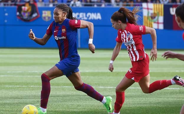 Salma Paralluelo contra Xénia en el último partido ante el Atlético de Madrid.  EFE
