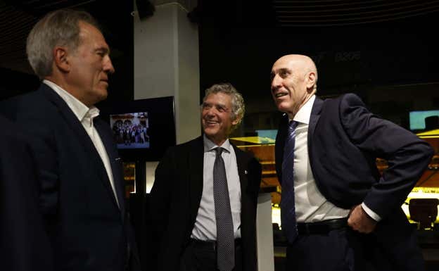 Sarabia, junto a Goikoetxea y Villar. EFE