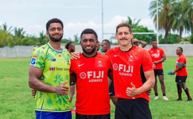 Tobías en la concentración de Fiyi.  Fijian Drua IG