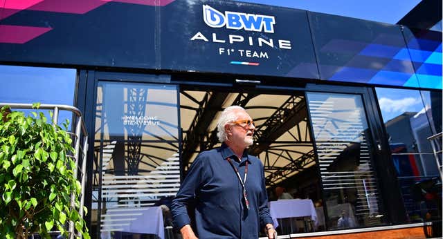 A Flavio Briatore no le tiembla el pulso con 300 empleados y deja un recado a Aston Martin: «Llegué cuando éramos 1.150 y ahora somos 850»
