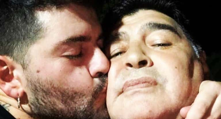 De padre a hijo, Diego besa a Diego