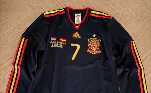 Réplica de la camiseta de Villa de la final del Mundial. RELEVO