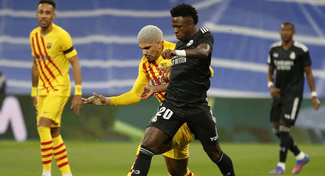 La fotografía de Araujo en el Barça se difumina un año después: el salvador al que no se echa de menos