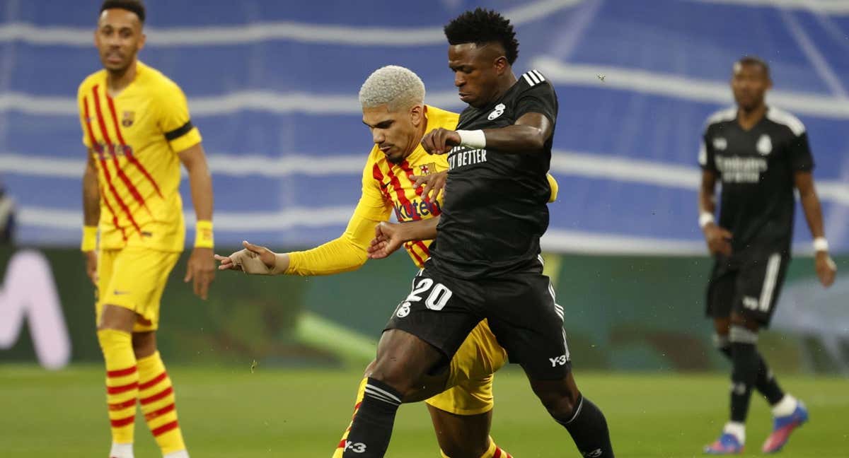 Araujo en una disputa de balón con Vinicius.