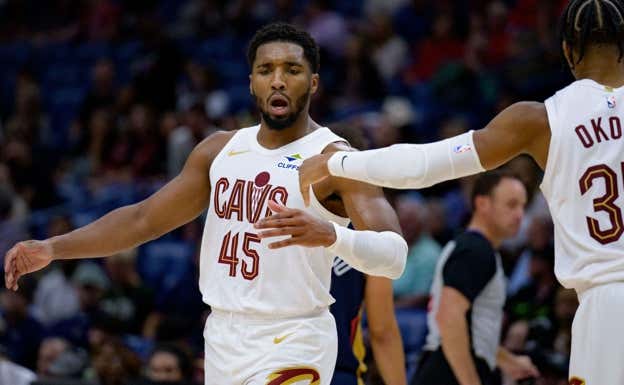 Donovan Mitchell e Isaac Okoro. AFP