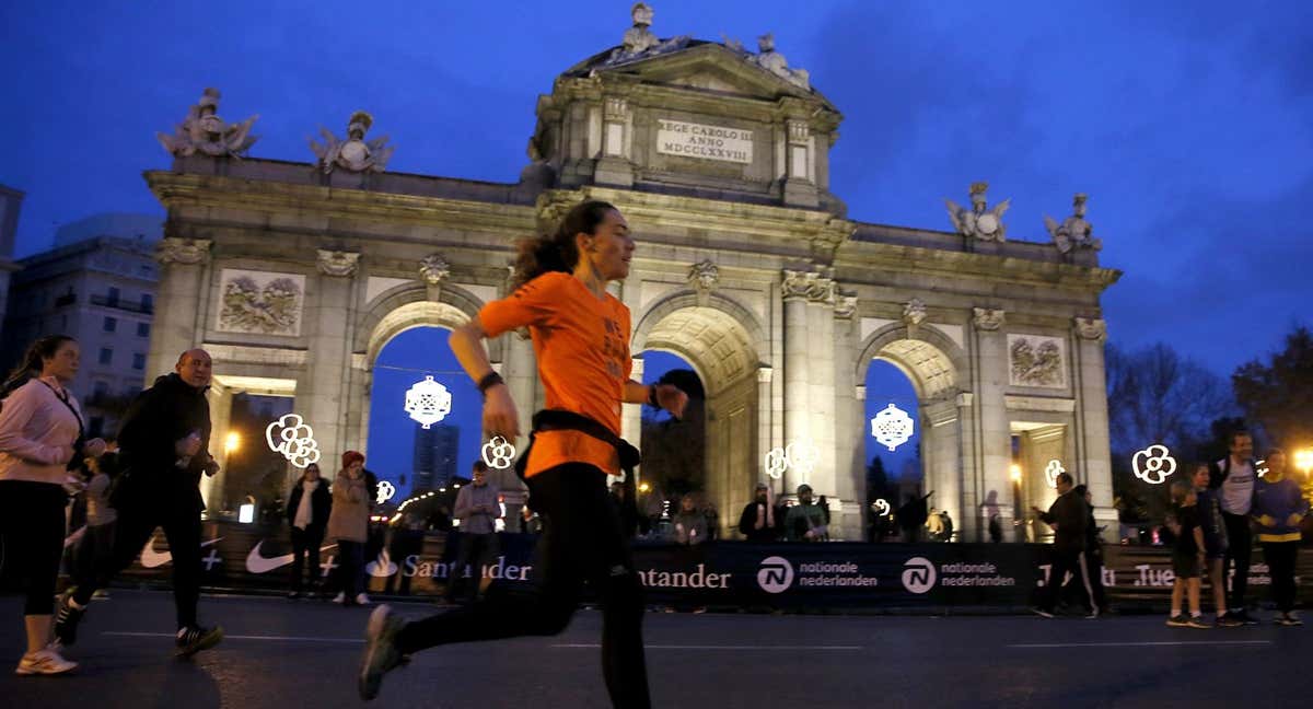 San Silvestre Vallecana en su paso por la Puerta de Alcalá.