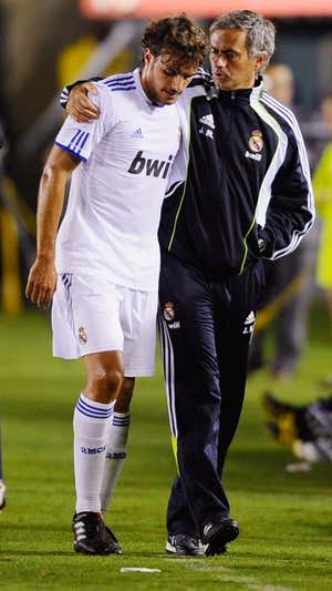 Pedro León, junto a Mourinho, en el Real Madrid.  GETTY