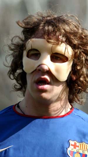 Puyol probando la máscara en un entrenamiento.  AGENCIAS