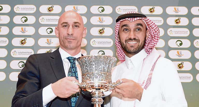 Luis Rubiales y el príncipe Abdulaziz bin Turki Al-Faisal celebran la Supercopa de España.
