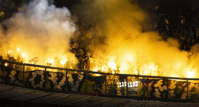 Los aficionados de Ajax de Ámsterdam y Maccabi se enzarzan en una pelea multitudinaria que deja cinco hospitalizados y más de 60 detenidos
