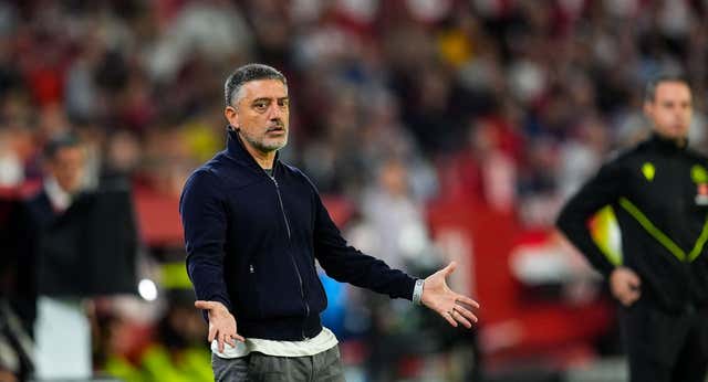 La exigencia de García Pimienta mantiene al Sevilla alerta… y aprieta hasta a Lukebakio: ‘Ante la Real debería haber aportado más’