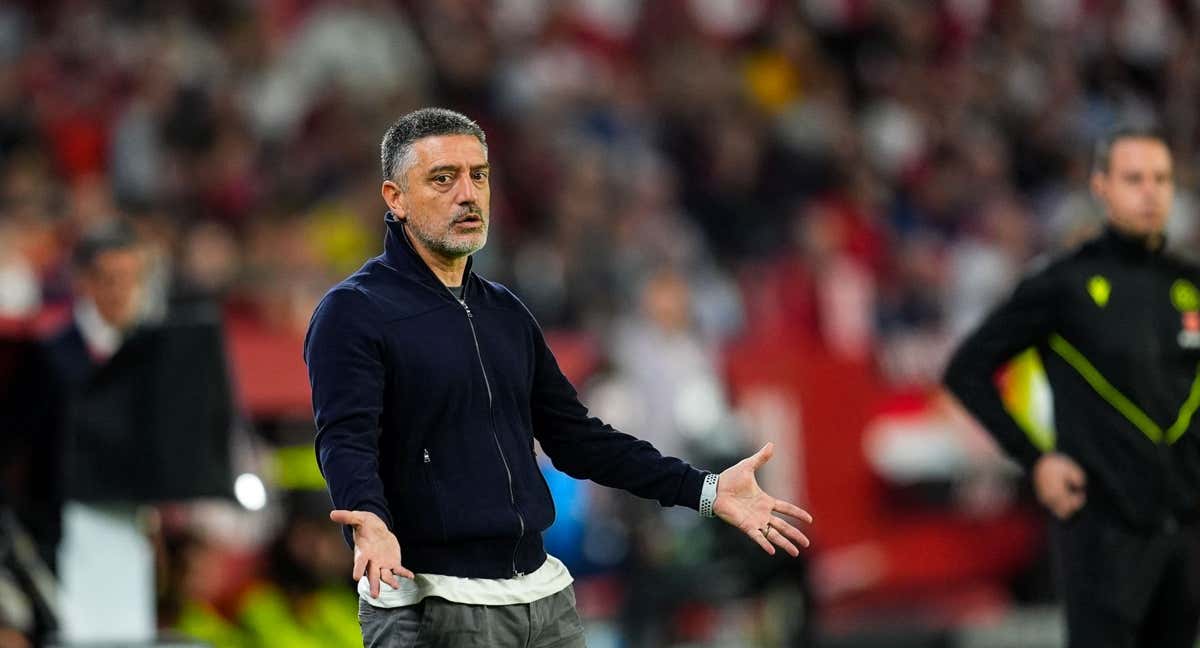 García Pimienta se lamenta durante una acción del Sevilla.