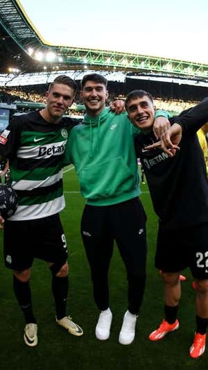 Fresneda (derecha), junto a Gyökeres y Franco Israel en la celebración del título de Liga en 2024. Sporting CP