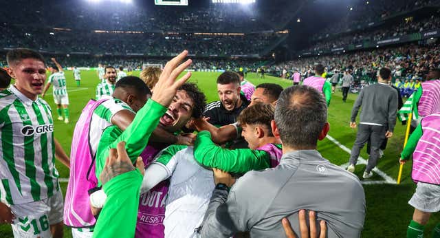 La locura del gol de Juanmi, una reivindicación y el apoyo del vestuario