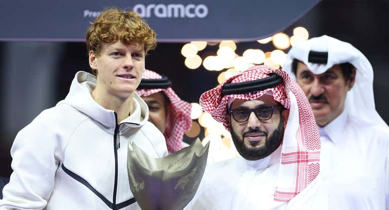Sinner posa con Turki Alalshikh tras ganar a Carlos Alcaraz en el Six Kings Slam.