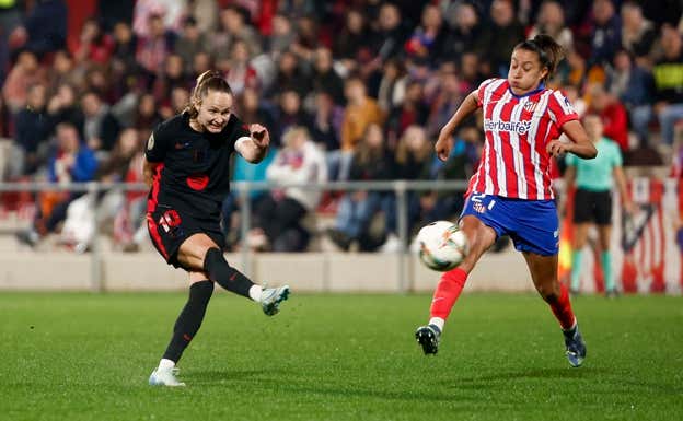 Graham disparando desde fuera del área en el segundo gol.  EFE